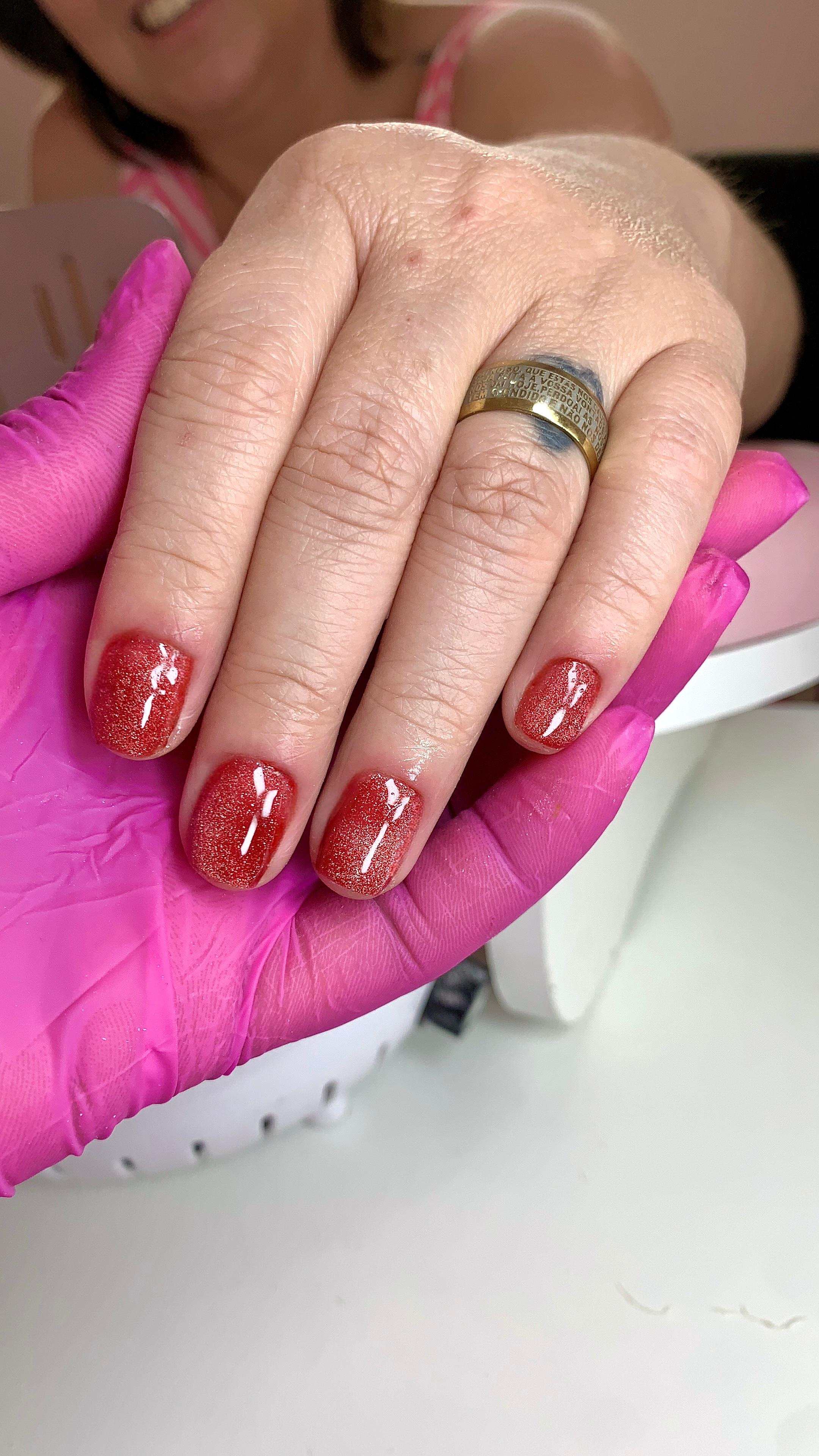 Pedicure com esmalte nude em tons naturais