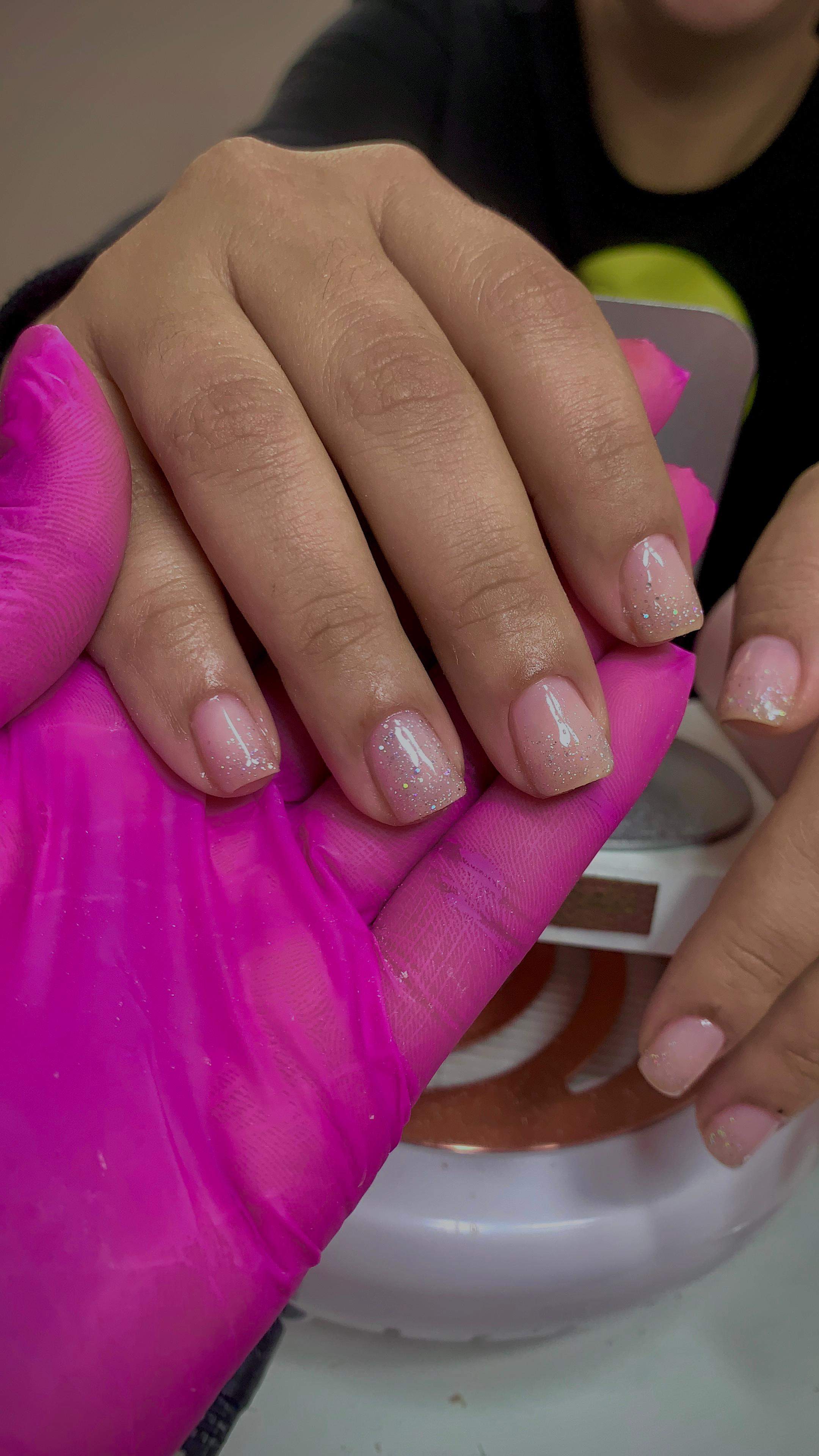 Manicure com glitter rosé delicado