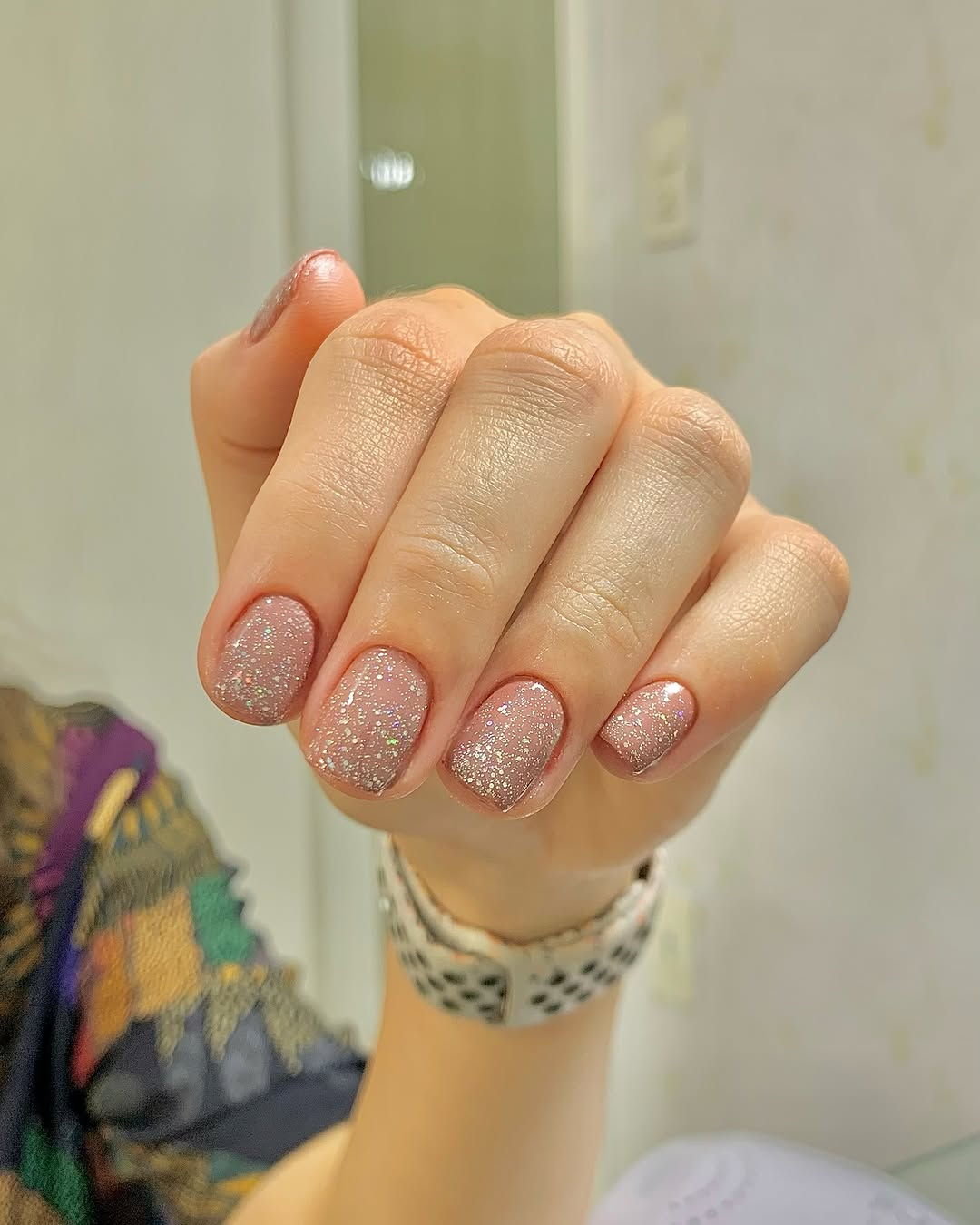 Manicure com esmalte vermelho e glitter