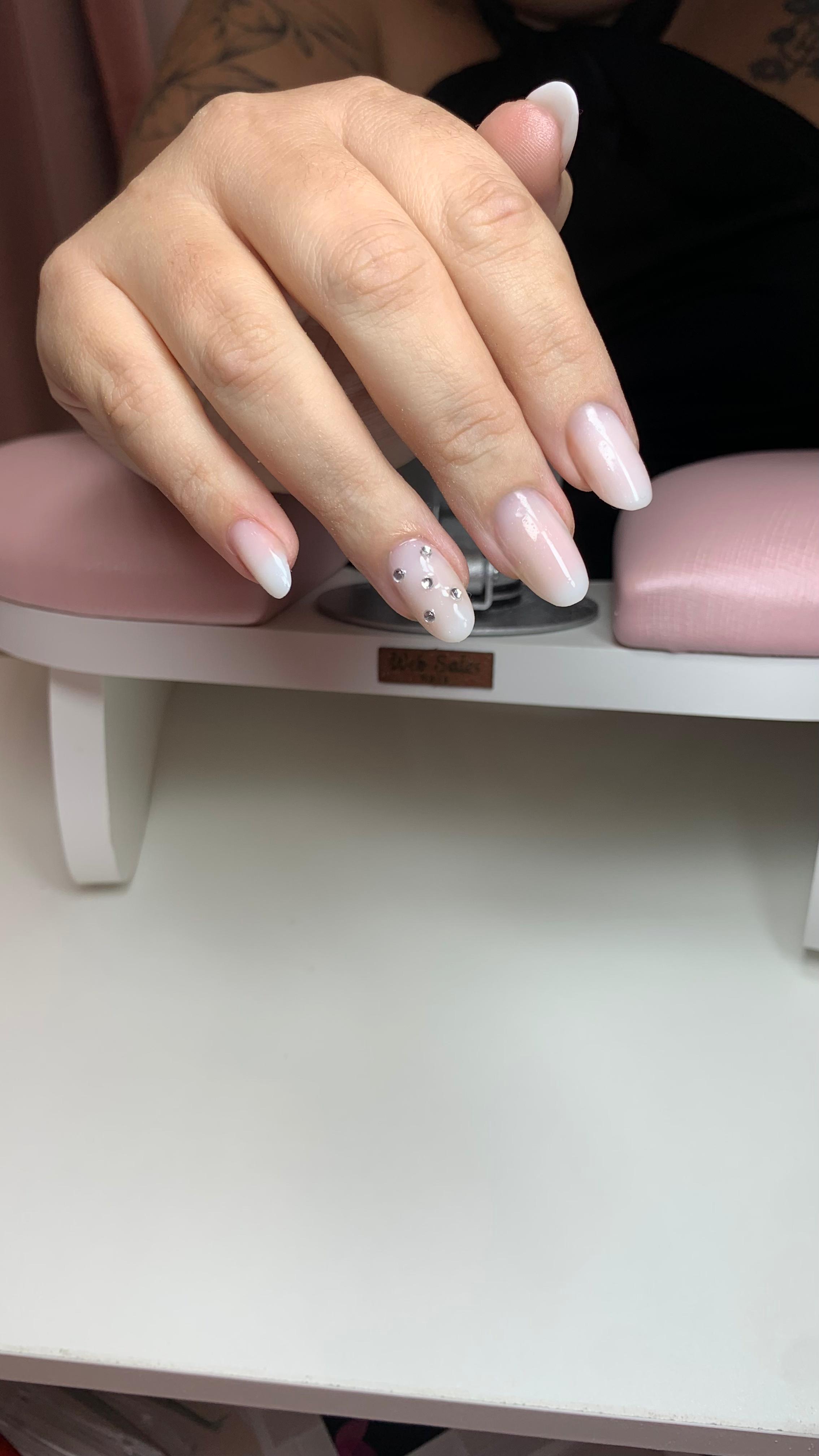 Unhas com design abstrato