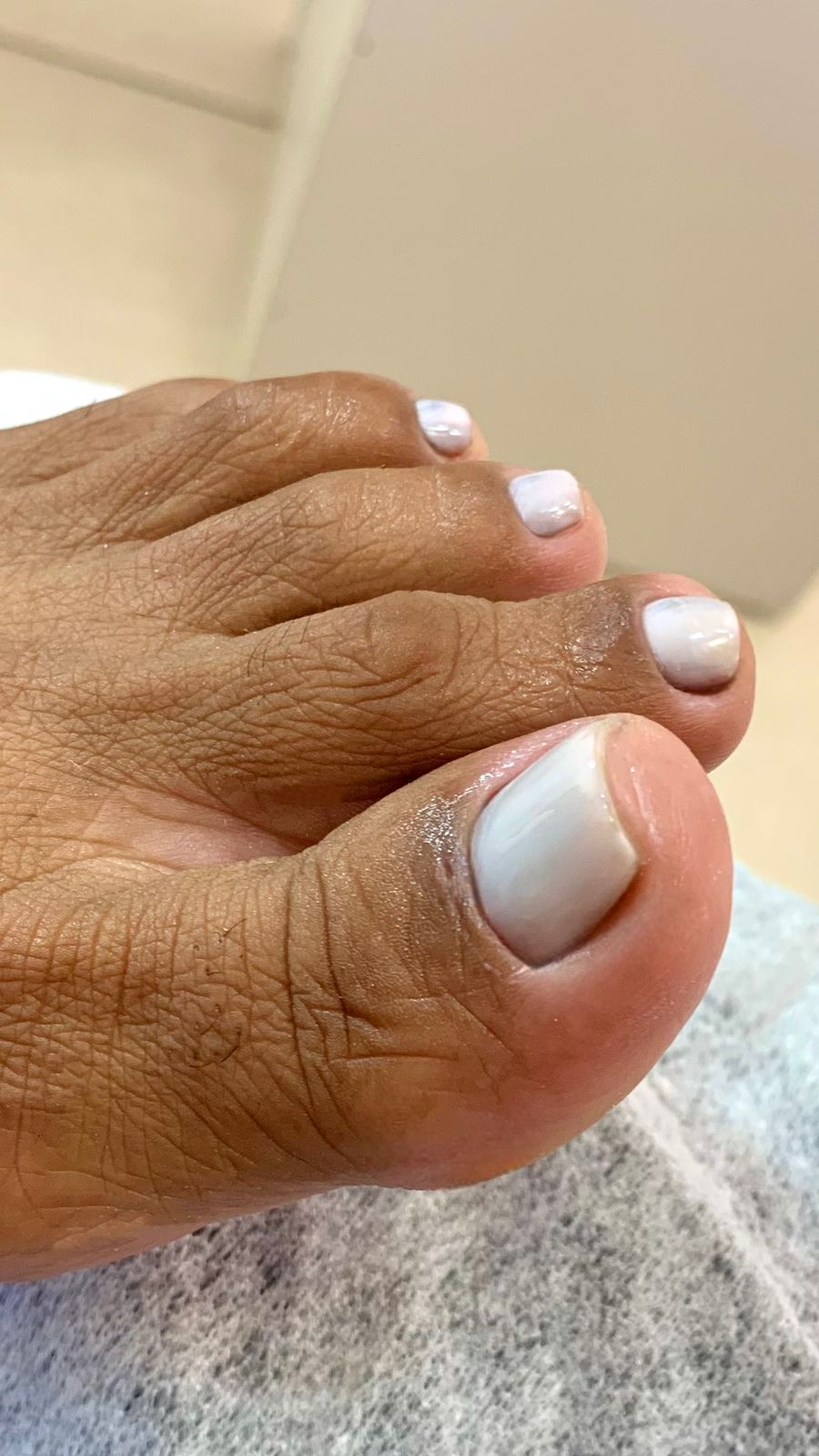 Pedicure branca clássica com acabamento perfeito