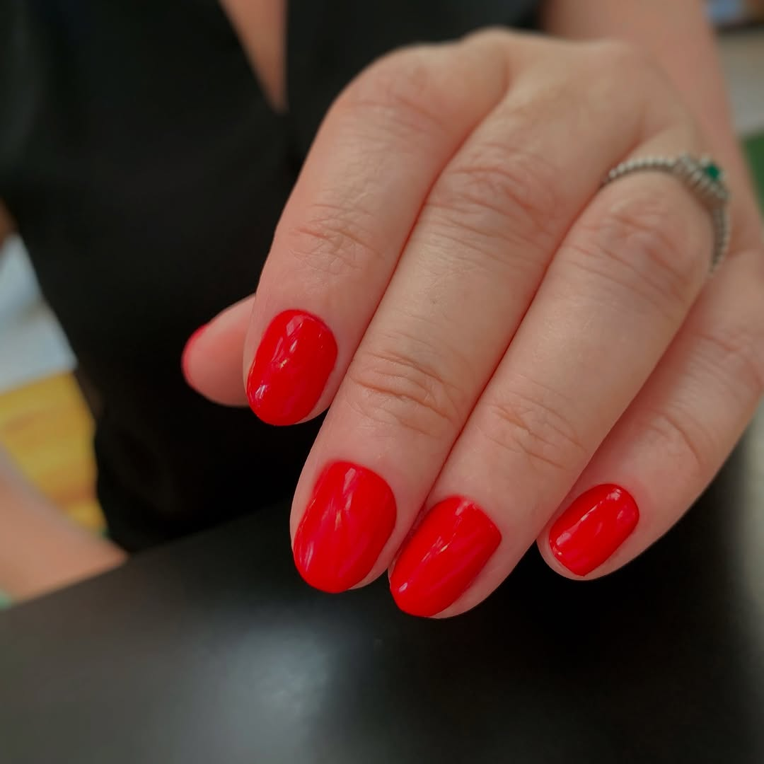 Manicure vermelha vibrante com brilho
