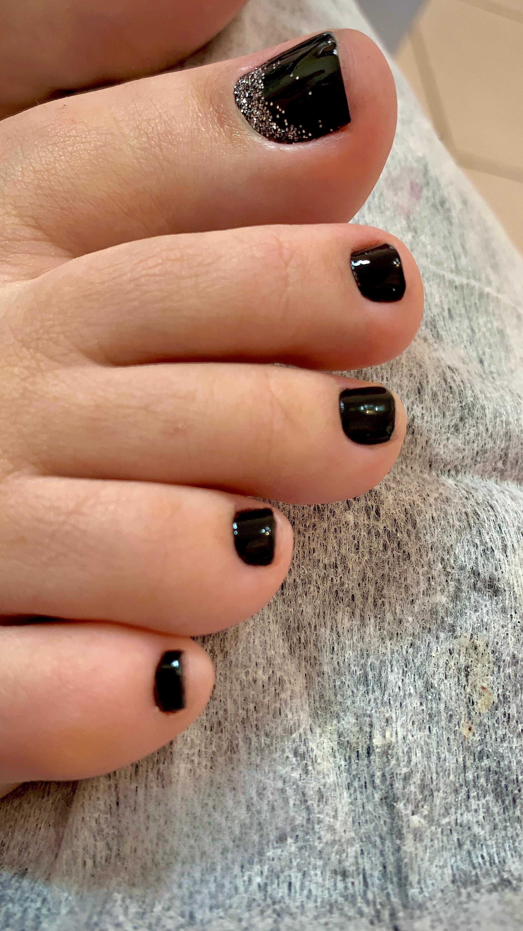 Pedicure preta com glitter no dedão