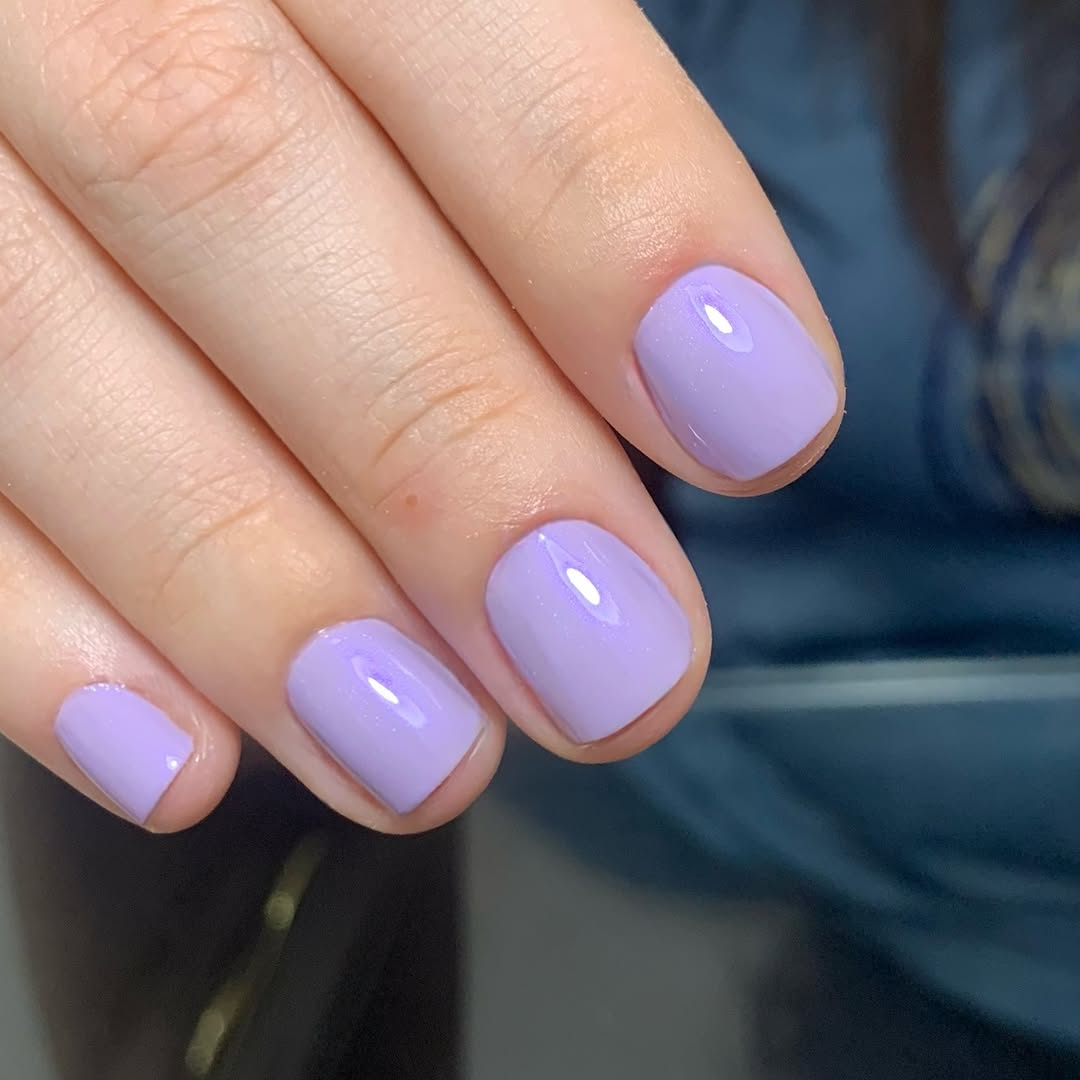 Manicure lilás suave e moderna