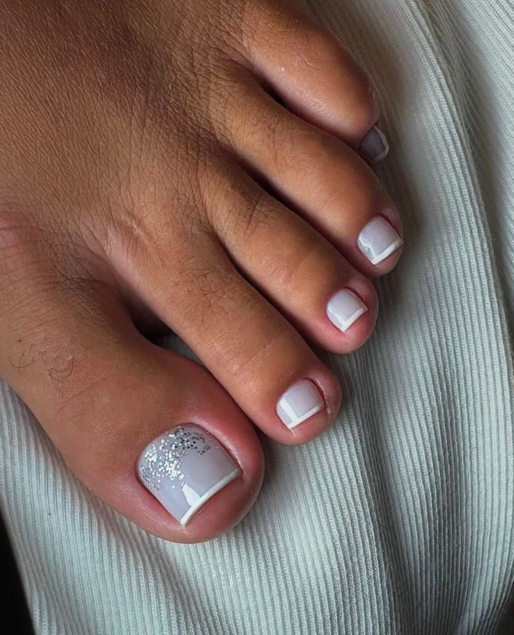 Pedicure branca com glitter no dedão