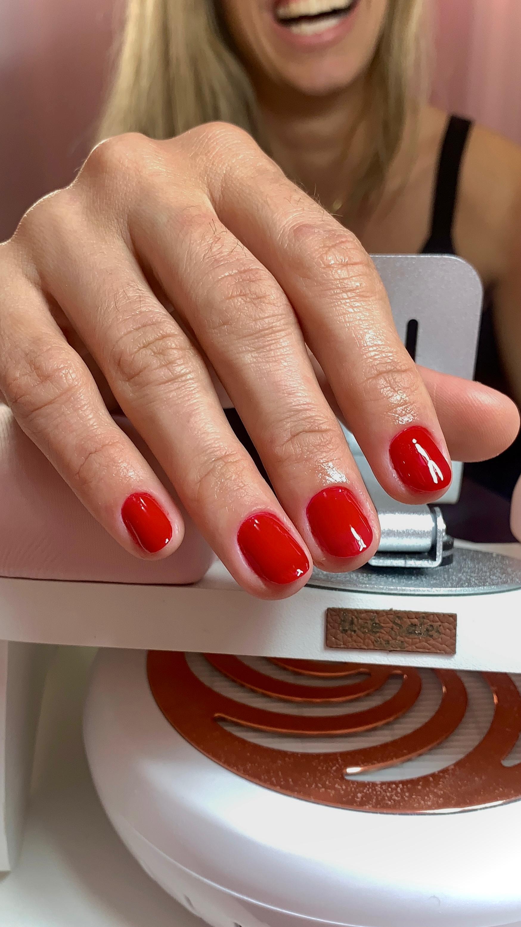 Manicure com pedras e brilhos